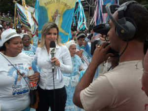 Vinicius Gonçalves e a jornalista Fulana de Tal, durante gravações de exibição de bandas de congo na Barra do Jucu, Vila Velha, Espírito Santo.